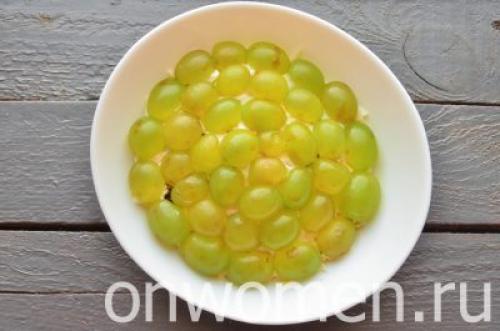 Салат с черносливом и грецкими орехами и курицей и сыром и виноградом. Салат с курицей, черносливом и виноградом