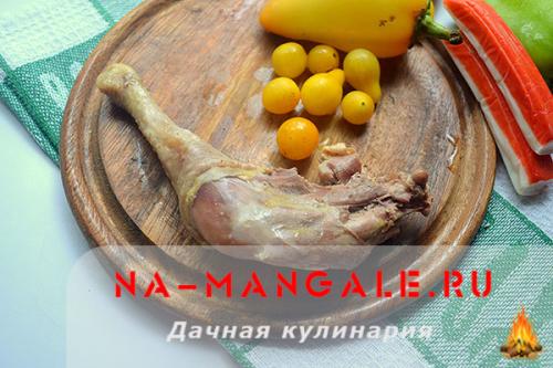 Салат с копченой курицей и крабовыми палочками и помидорами. Салат с курицей и крабовыми палочками