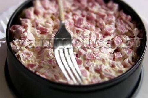 Слоеный салат с крабовыми палочками и ветчиной – пошаговый рецепт с фото