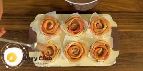 Булочки с яблоками из слоеного теста розочки. Пошаговое приготовление