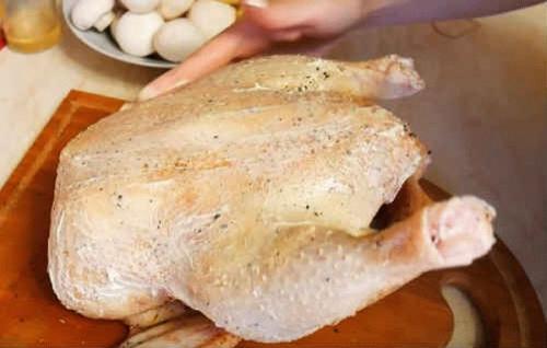 Курица с хрустящей корочкой в духовке с картошкой. Курица в духовке целиком с картошкой – самый вкусный рецепт с хрустящей корочкой (с фото)