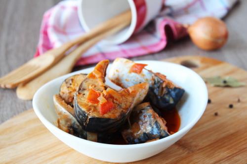 Скумбрия запеченная в духовке в томатном соусе. Тушеная СКУМБРИЯ (рыбка по этому рецепту получается НЕЖНЕЙШАЯ)