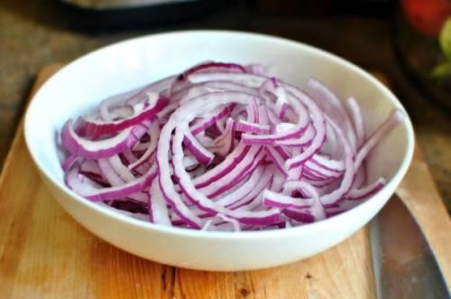 Как мариновать лук без уксуса быстрый рецепт для салата. Лук маринованный в уксусе для шашлыка и салатов за час