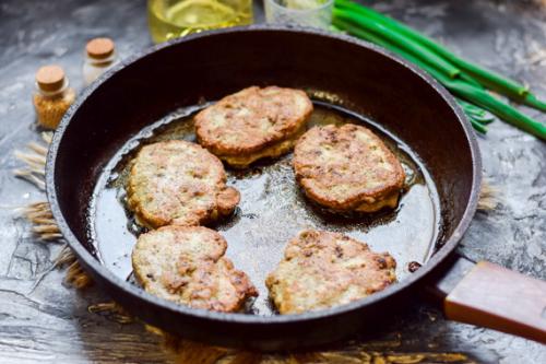 Как приготовить печеночные котлеты из свиной печени с манкой рецепт. Печеночные котлеты из свиной печени