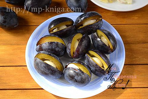 Чернослив маринованный с чесноком. Маринованные сливы на зиму с чесноком вместо косточки