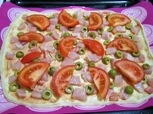 Рецепт пиццы с курицей, оливками и солеными огурцами