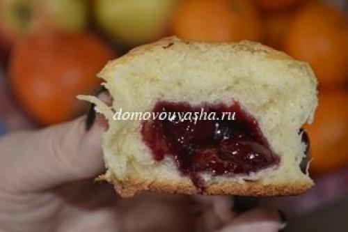 Пирожки с начинкой из замороженной вишни. Пирожки с вишней в духовке рецепт с фотографиями