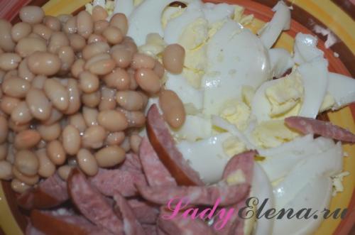 Салат с фасолью и сухариками и помидорами и колбасой рецепт. Вкусный салат с фасолью и копченой колбасой и сухариками – фото рецепт