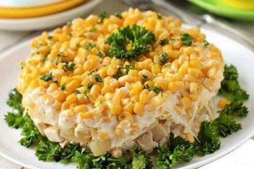 Салат Куриное филе с ананасами и сыром. Салат с курицей и ананасом