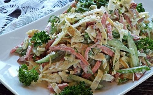 Салат с яичными блинчиками и солеными огурцами. Оригинальные салаты с яичными блинчиками. 5 рецептов