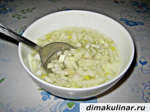 Как замариновать лук для салата с кальмарами. Самый вкусный и простой салат с кальмарами и яйцом «Морской сюрприз»