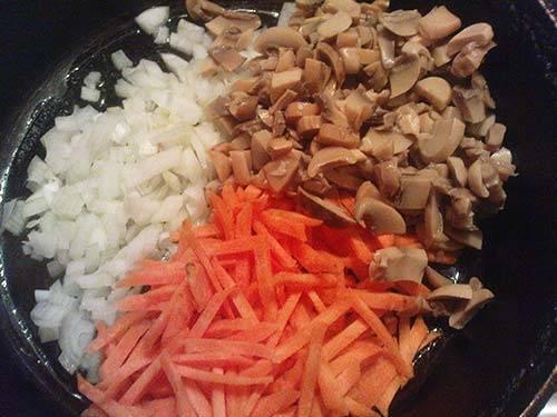 Рецепт салата с копченой куриной грудкой и грибами