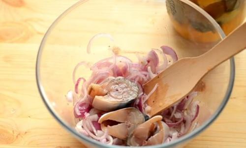 Как посолить скумбрию в домашних условиях быстро и вкусно. Как засолить скумбрию вкусно и быстро за 2 часа: в маринаде быстрого приготовления