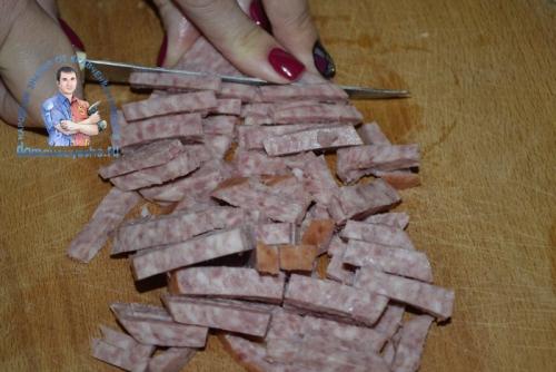 Салат с фасолью, помидорами и сухариками. Рецепт с копченой колбасой