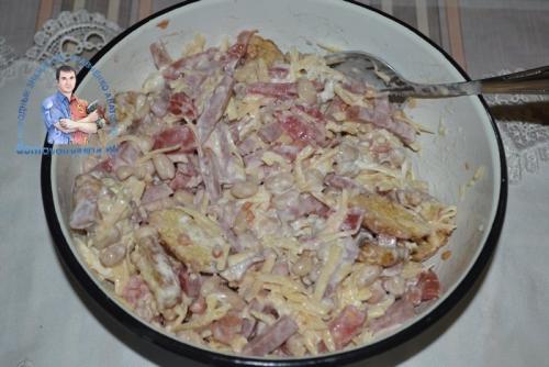 Салат с фасолью, помидорами и сухариками. Рецепт с копченой колбасой