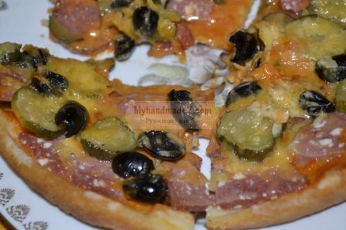 Пицца с солеными огурцами и яйцом. Пицца с колбасой и солеными огурцами. Рецепт с пошаговыми фото