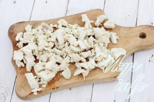Салат из курицы с черносливом и грецкими орехами и сыром и грибами. Рецепт 1: салат с грибами и черносливом слоями с огурцом (с фото)