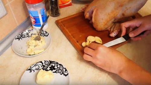 Курица с хрустящей корочкой в духовке с картошкой. Курица в духовке целиком с картошкой – самый вкусный рецепт с хрустящей корочкой (с фото)