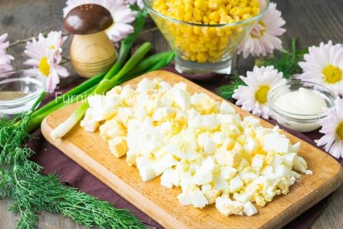 Салат с куриной грудкой и грибами и кукурузой. Салат с куриной грудкой, маринованными грибами и кукурузой