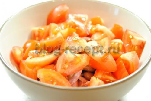 Салат с сухариками и копченой колбасой и фасолью помидорами и. Ингредиенты (3-4 порции):