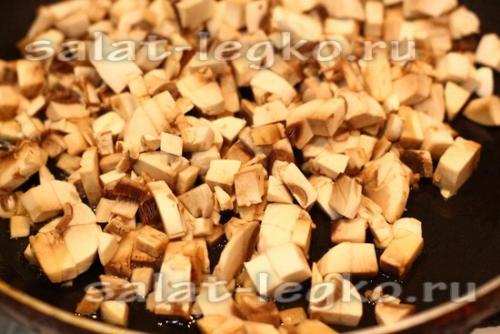 Слоеный салат с куриной грудкой и грибами и сыром. Слоеный салат с курицей, грибами и твердым сыром