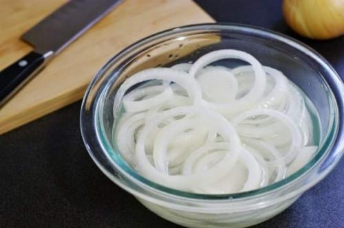 Как замариновать лук для салата быстро и вкусно без уксуса. Как замариновать лук для салата просто, быстро, и очень вкусно