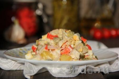 Салат с курицей крабовыми палочками и огурцом. Ингредиенты