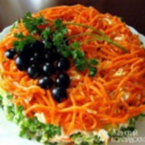Салат с фасолью и сухариками и корейской морковью и колбасой. Салат с корейской морковью, фасолью, сухариками и колбасой