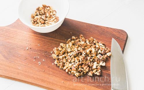 Слоеный салат с курицей и черносливом и ананасом. Салат с курицей, ананасами и черносливом