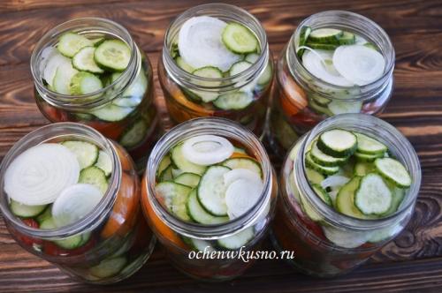 Салат на зиму огурцы помидоры перец лук слоями на литровую банку. Процесс приготовление: