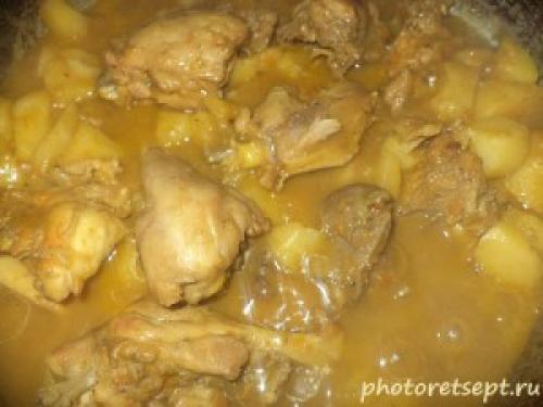 Как потушить курицу в кастрюле с морковью и луком и картошкой.