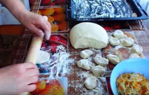Вареники с квашеной капустой и салом. Вареники с квашеной капустой