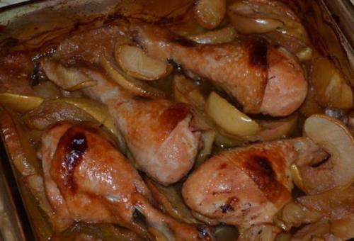 Курица запеченная в духовке в рукаве с черносливом и яблоками. Рецеп.  С медом