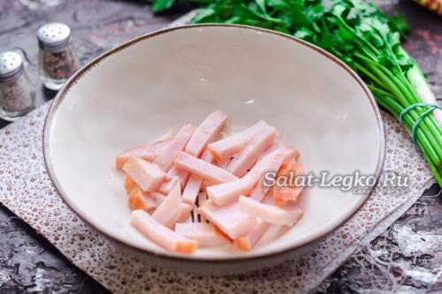 Салат тритон с кальмарами и ветчиной и крабовыми палочками и. Салат "Тритон" с кальмарами