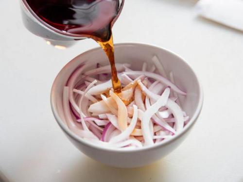 Лук маринованный рецепт для салата. Лук, маринованный в уксусе, для салата