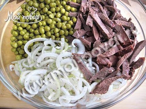 Салат из свиного сердца с маринованным луком и зеленым горошком. Салат из говяжьего сердца с маринованным луком и зеленым горошком