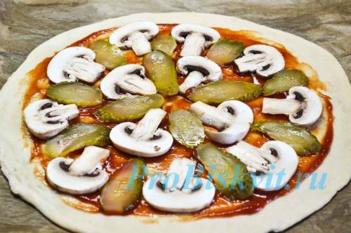 Пицца с солеными огурцами и грибами. Необходимые ингредиенты