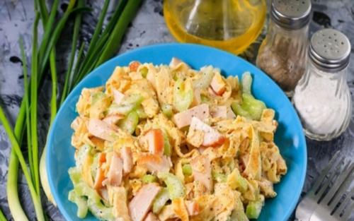 Салат из свежего огурца и курицы с яичным блинчиком. Блинчики с копченой курицей – очень вкусный салат.