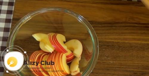 Розочки из дрожжевого теста и яблок. Пошаговое приготовление