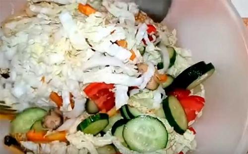 Салат помидоры огурцы перец Болгарский. Салат из помидоров, огурцов, болгарского перца с мидиями