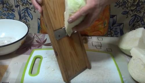 Как квасить капусту в домашних условиях в банках простой рецепт. Квашеная капуста в банке с рассолом — рецепт быстрого приготовления (за 3 дня)