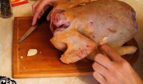 Курица с хрустящей корочкой в духовке с картошкой. Курица в духовке целиком с картошкой – самый вкусный рецепт с хрустящей корочкой (с фото)