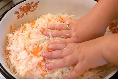 Как вкусно квасить капусту в домашних условиях в банках простой рецепт. Простой рецепт очень вкусной квашеной капусты в кастрюле