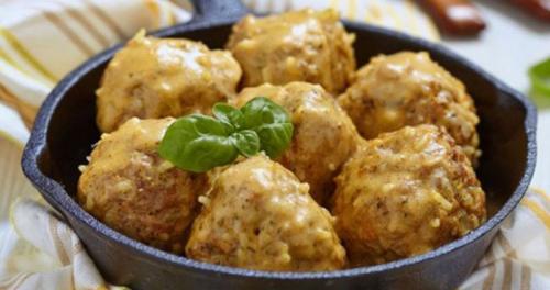 Тефтели в сметанном соусе — готовим по нашим рецептам