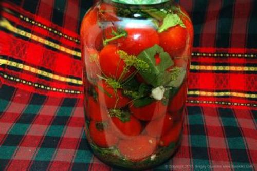 Квашеные помидоры на зиму в банках. Ингредиенты (2 3-х литровые банки)