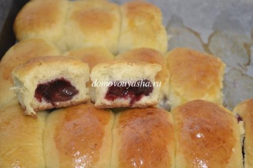 Пирожки с начинкой из замороженной вишни. Пирожки с вишней в духовке рецепт с фотографиями