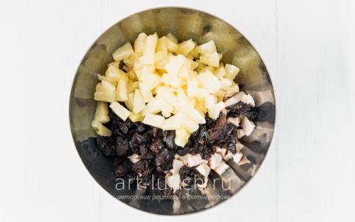 Слоеный салат с курицей и черносливом и ананасом. Салат с курицей, ананасами и черносливом