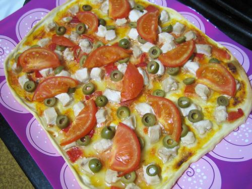 Рецепт пиццы с курицей, оливками и солеными огурцами