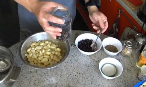 Маринованный чеснок с черной (красной) смородиной — рецепт на зиму