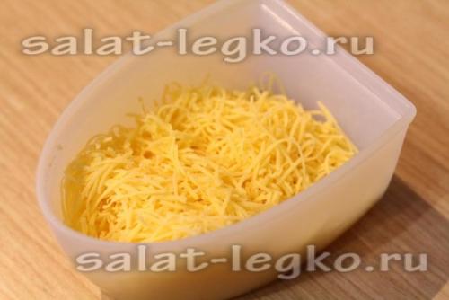 Слоеный салат с куриной грудкой и грибами и сыром. Слоеный салат с курицей, грибами и твердым сыром